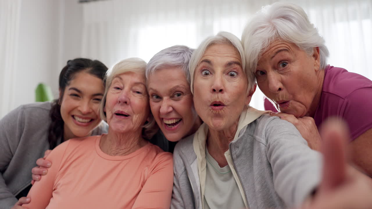 요가 수업, 재미있는 셀카, 그리고 노인들