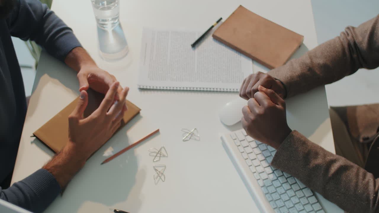 계약 을 맺는 사업가 들