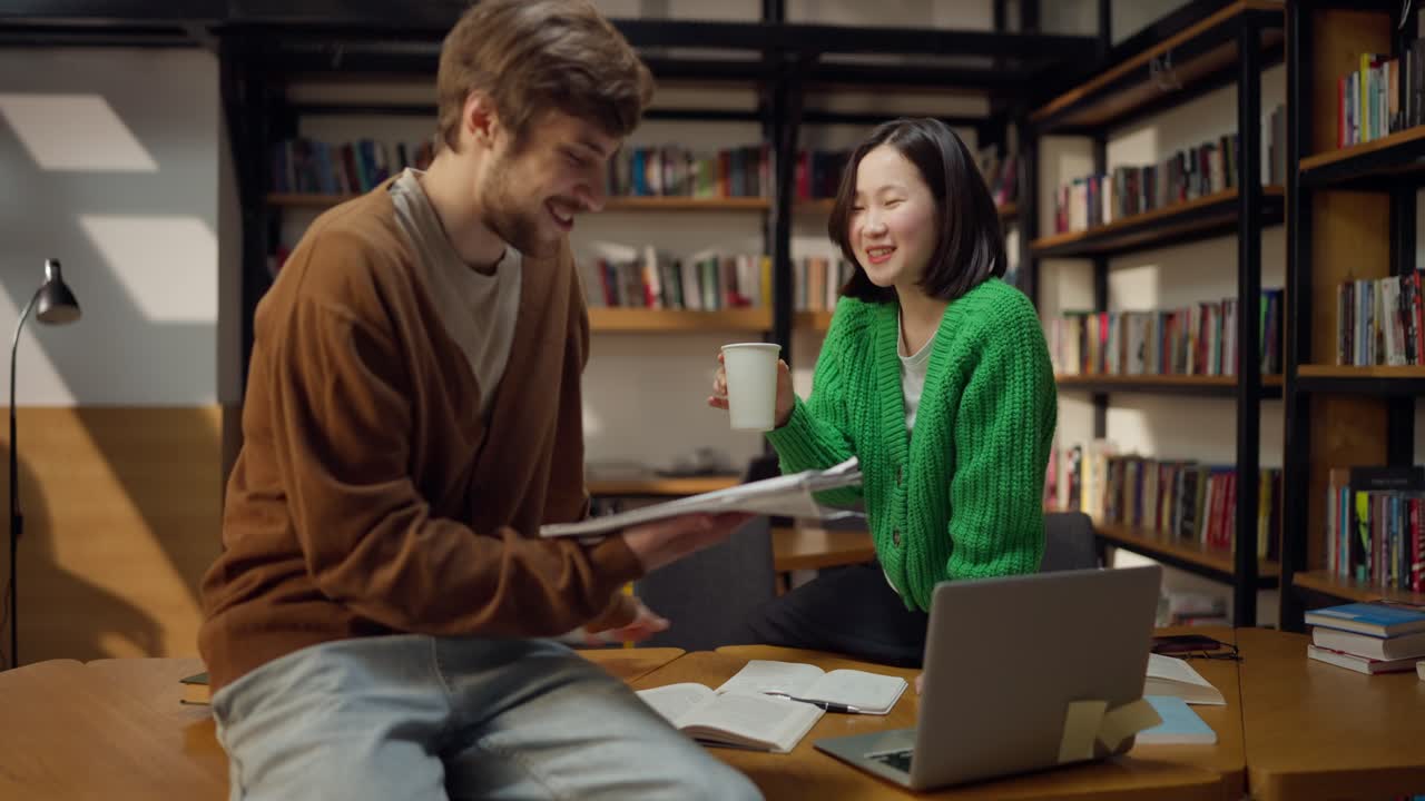 estudiantes que colaboran en una biblioteca