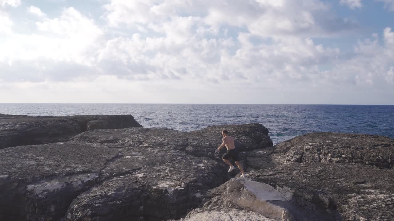 그 남자는 도망치고 있다.
