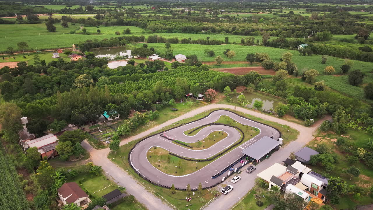 Luftopptak av en gokartbane i naturen i fjellene i Khao Yai, Thailand. 4K drone.