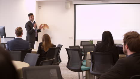 hombre de negocios haciendo una presentación en una conferencia sobre r3d