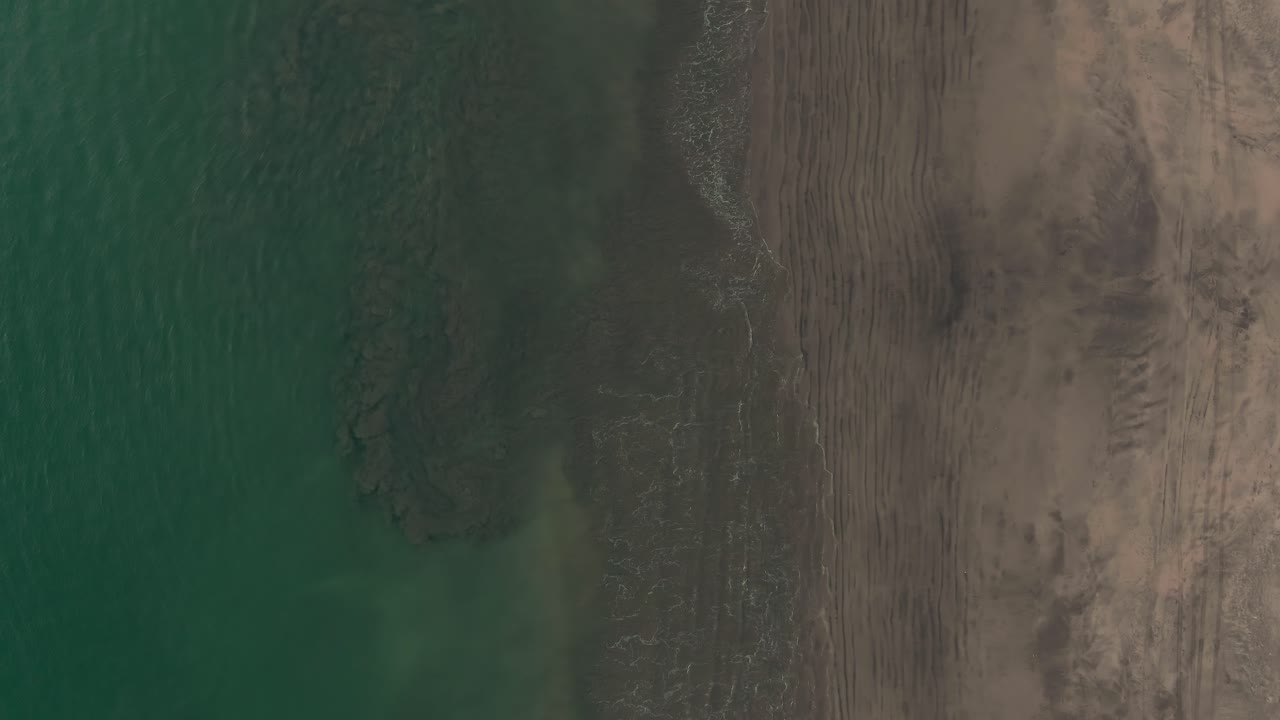 vista aérea de pájaro de las olas verdes que se lavan en la playa de costa rica