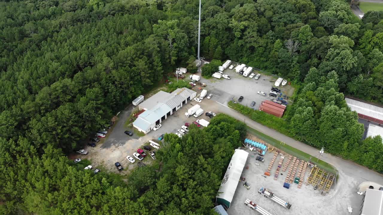 숲속의 자동차 가게 스크랩 야드의 공중 추적