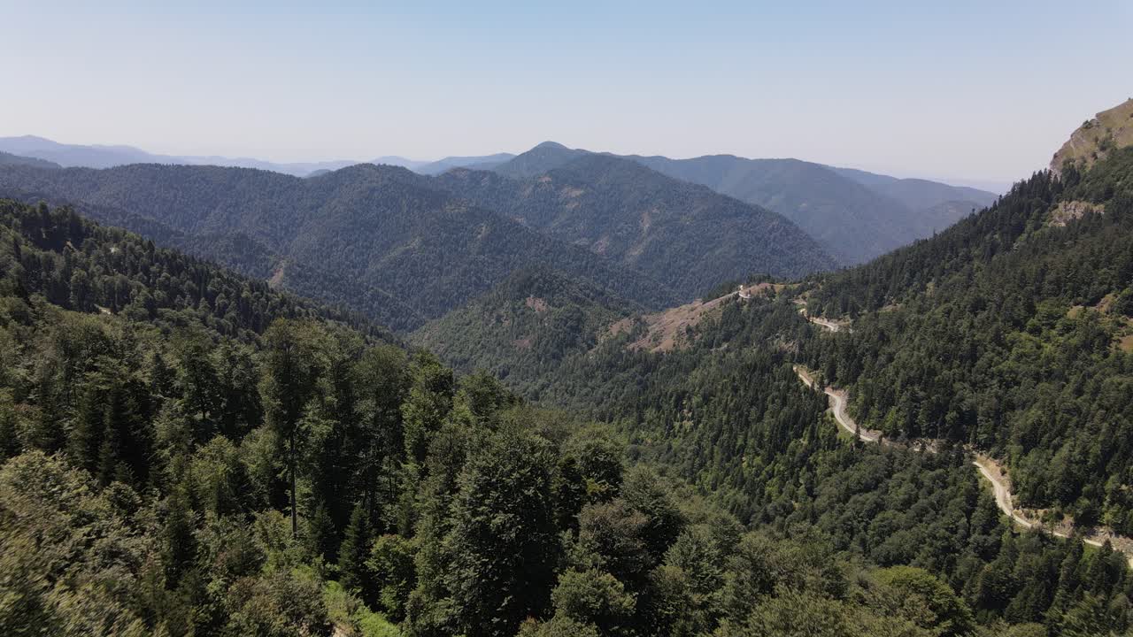 vista aérea de la carretera forestal itinerante 2