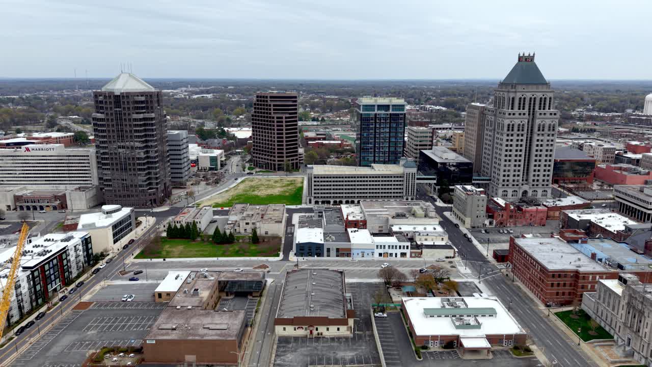 Flygfoto som zoomar ut från Greensboro, North Carolina, med stadens silhuett