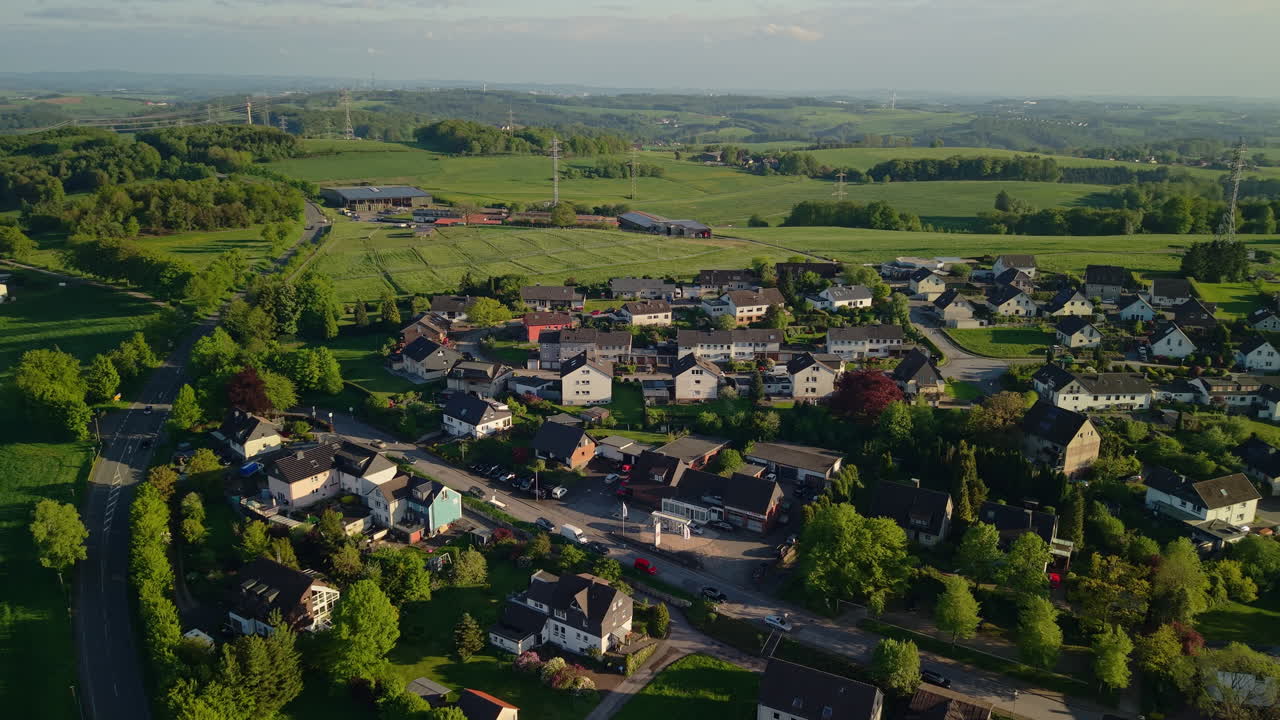 Luftpanorama av forstadshus og grønt landskap på landsbygda i Tyskland