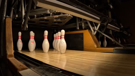 Pinsetter-Platziert-Bowlingkegel-An-Ort-Und-Stelle,-Dann-Wirft-Ein-Ball-Meinen-Um---Isolierte-Nahaufnahme