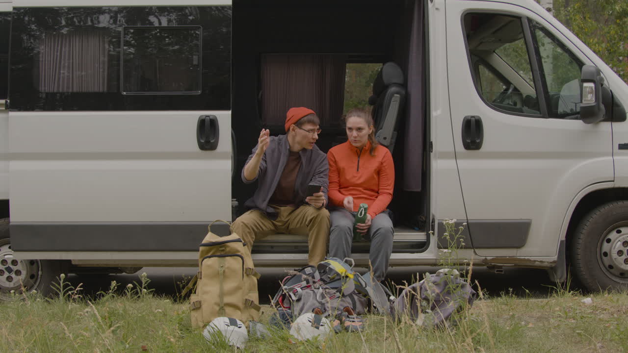 밴 에 앉아 있는 이성애자 부부