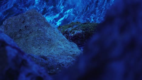 onde che si infrangono sulle rocce in slow motion sulle coste della francia meridionale