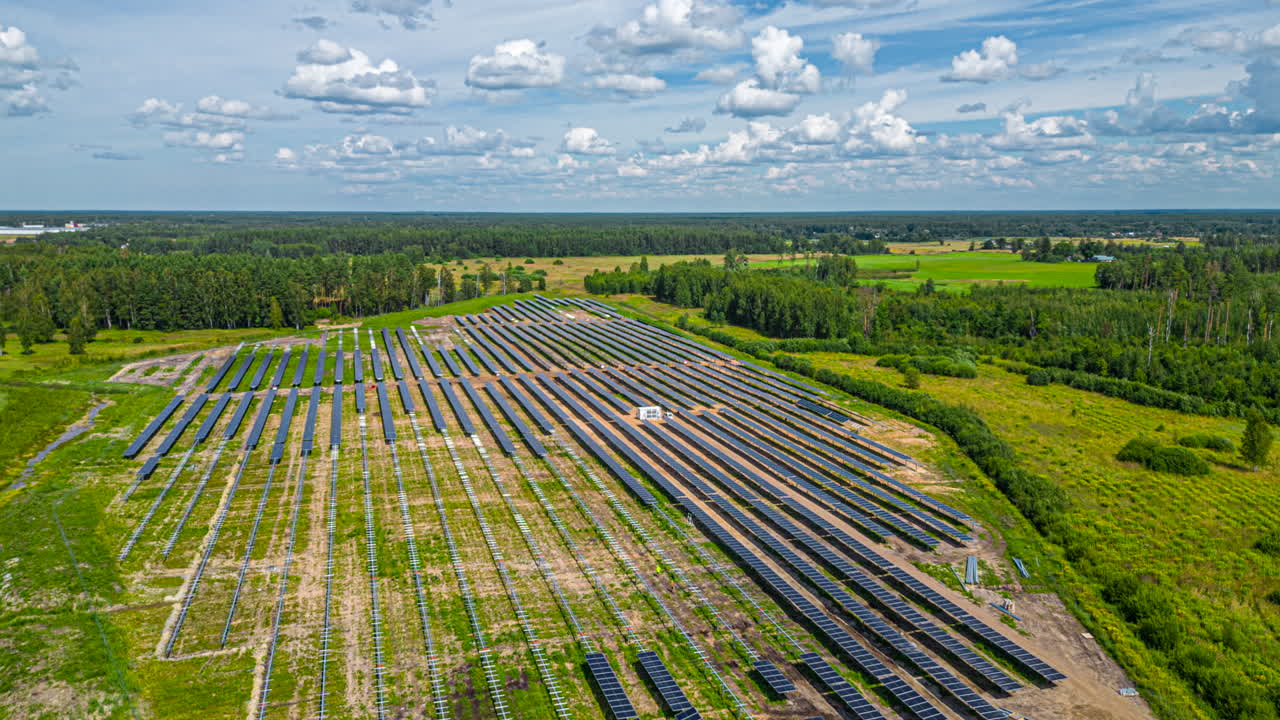 сельский ландшафт с солнечными электростанциями. воздушный timelapse
