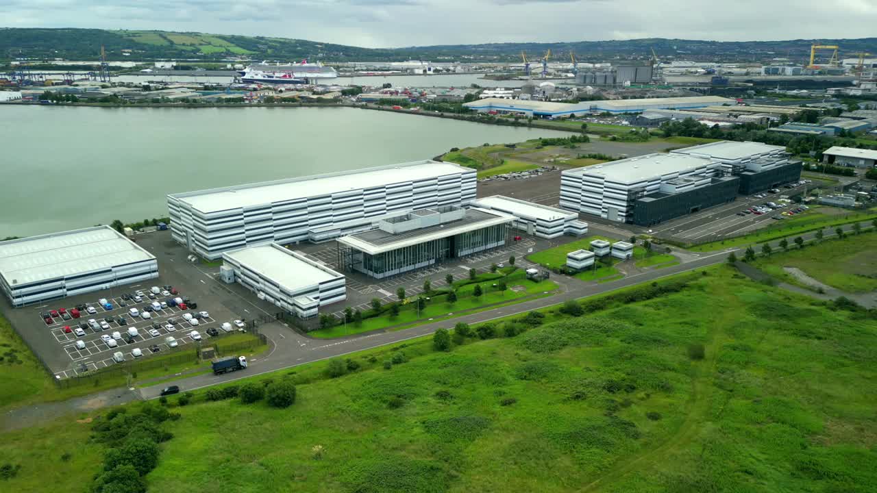 Ripresa aerea rotante 4K dello Studio Ulster, uno studio di produzione virtuale a Belfast, Irlanda del Nord. Filmato a 30 FPS e con colore Rec709