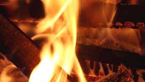 Holzverbrennung-In-Einem-Holzofen.-Vereinigtes-Königreich