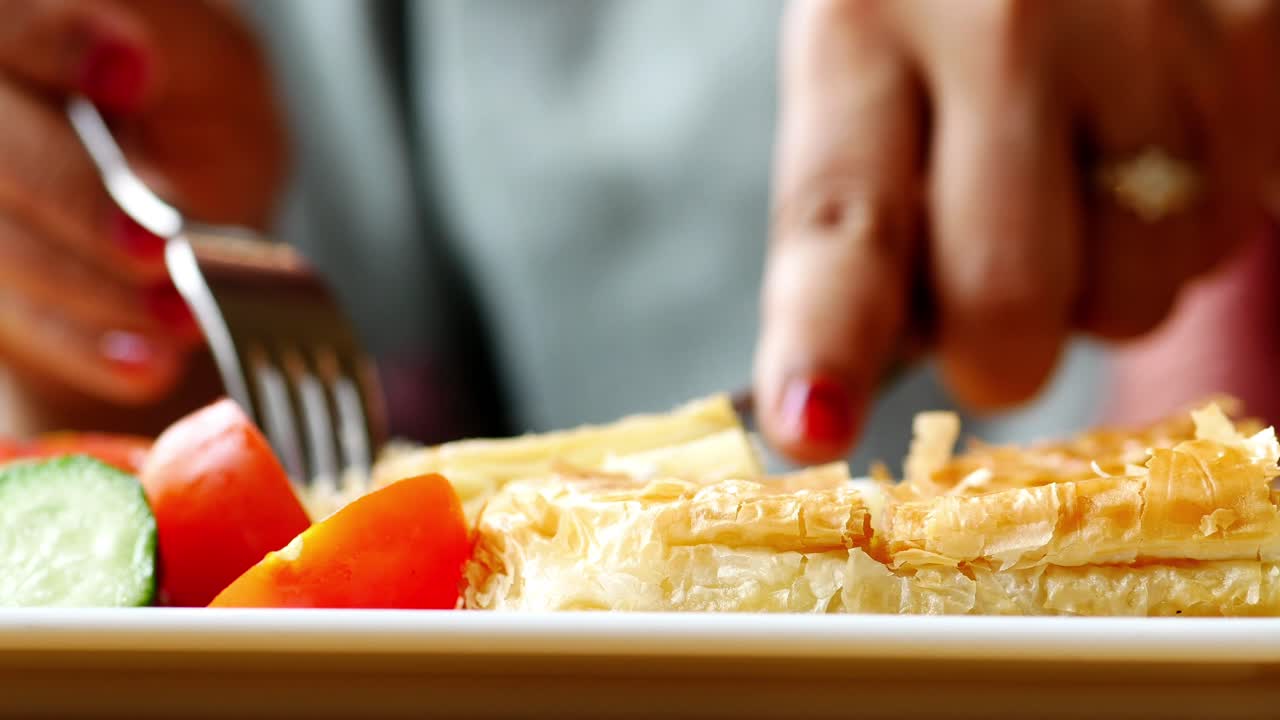 채소 와 함께 페이스트리 를 먹는 여자