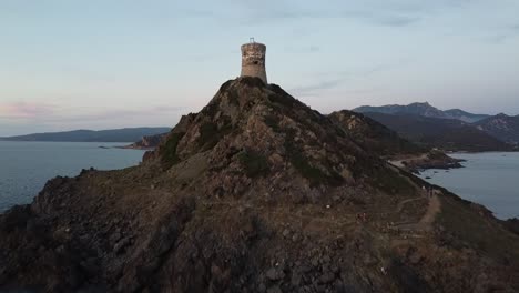 volando hacia una torre de vigilancia en córcega