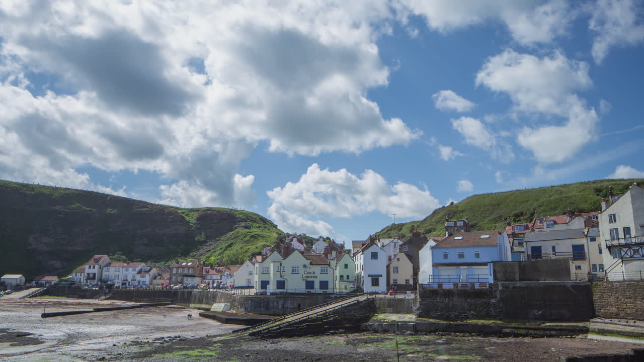 páramos del norte de york, costa del patrimonio, lapso de tiempo de staithes a través del puerto, clip de langosta de bacalao de promontorio de playa 5