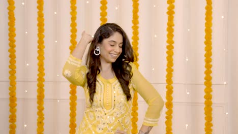 chica india bailando en el festival
