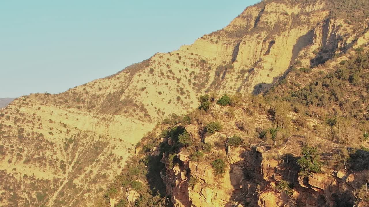 Esplorando la vista aerea delle montagne in Marocco di giorno.