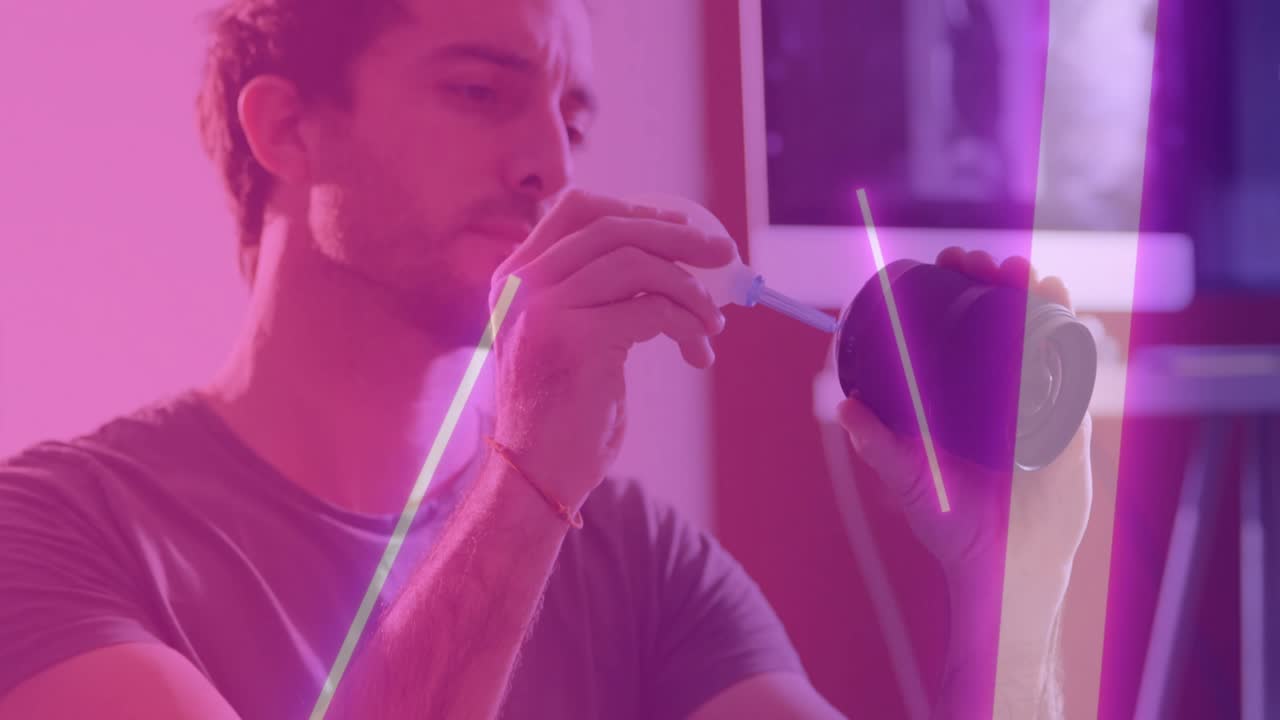 Uomo di mezza età che ripone un panno e pulisce l'obiettivo della fotocamera, mentre strisce al neon evidenziano la chiarezza nella tecnologia.
