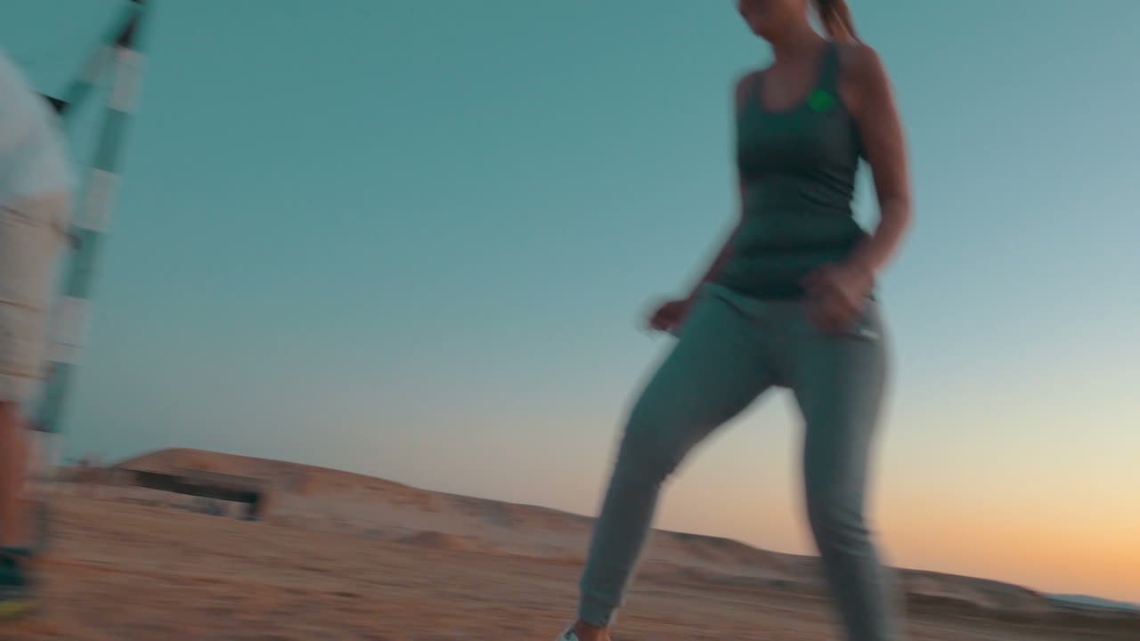 actief gezin dat voetbal speelt op het strand