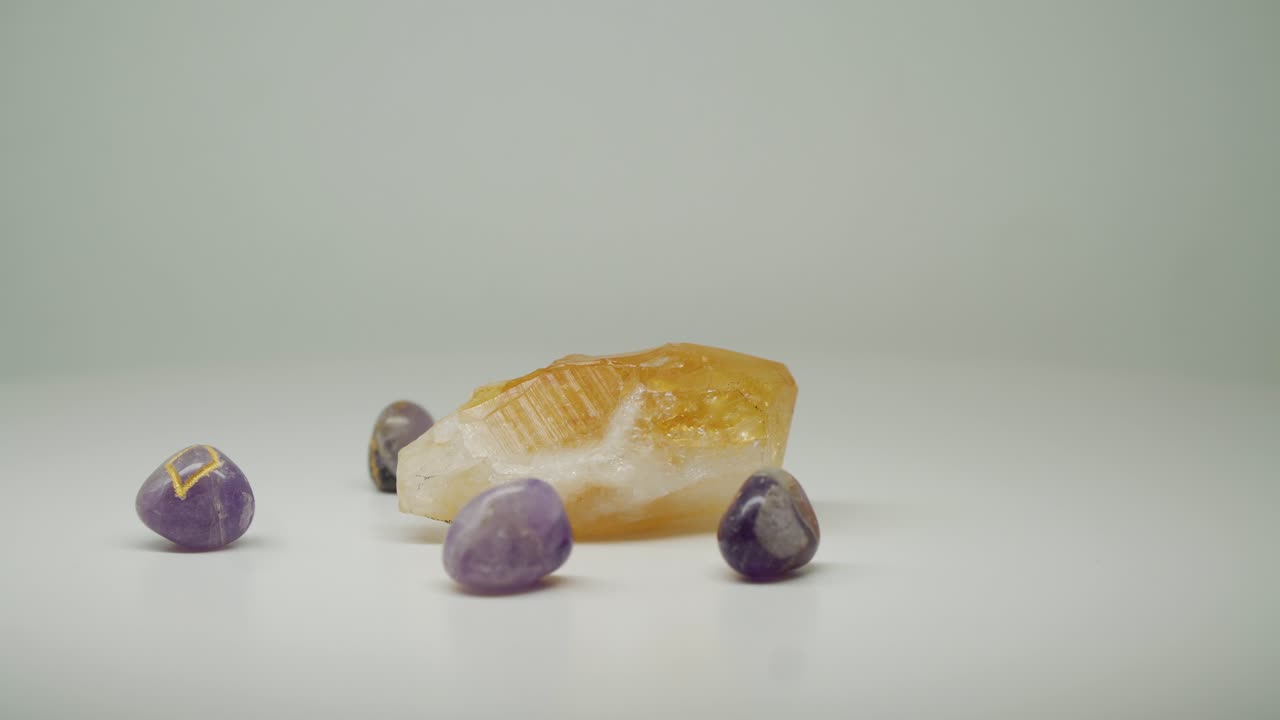 hermosos y caros cristales en la parte superior de la mesa con fondo blanco - primer plano