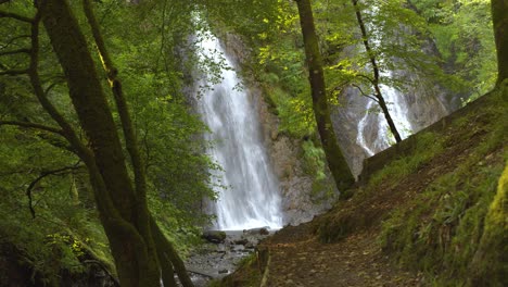 Cascada-En-Un-Bosque-En-Gales,-Filmada-En-Bmpcc-6k-En-Bruto,-Rec-709-Grado