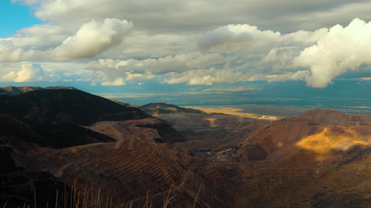 mina de cobre de bingham, utah minería a cielo abierto también conocida como kennecott - lapso de tiempo desde encima de la mina