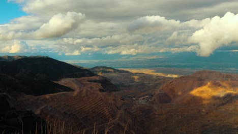 Mina-De-Cobre-De-Bingham,-Minería-A-Cielo-Abierto-De-Utah-También-Conocida-Como-Kennecott---Lapso-De-Tiempo-Desde-Arriba-De-La-Mina