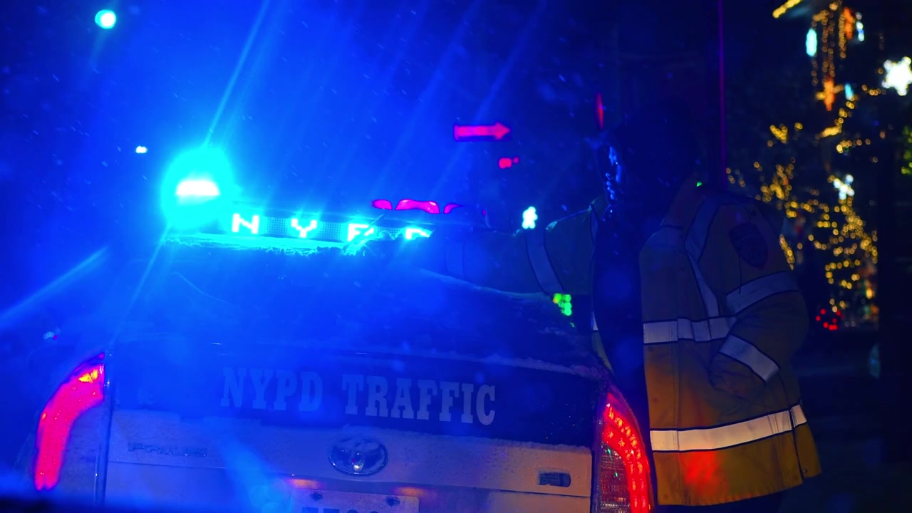 New York, USA, 8. März 2026: Blinkende blaue Blaulichter eines Polizeifahrzeugs bei Nacht. Nachtansicht eines New Yorker Polizeiwagens mit hellblauen Blitzlichtern, die während Schneefalls aktiv sind.