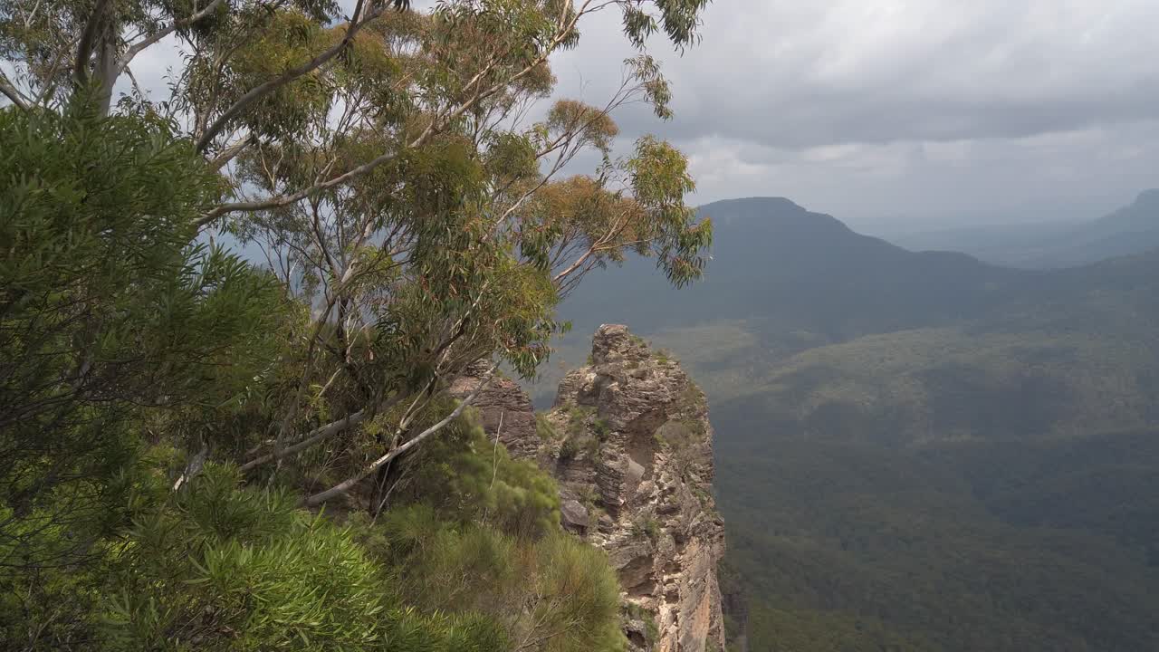 toma panorámica parcial de la formación rocosa three sisters en las montañas azules de sydney, australia