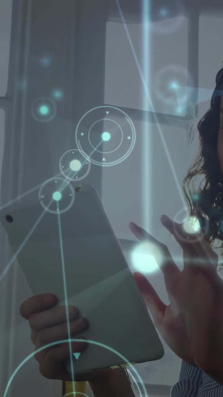 Video verticale: Donna che porta un tablet da destra, ruotando e toccando, con overlay che visualizzano la rete.