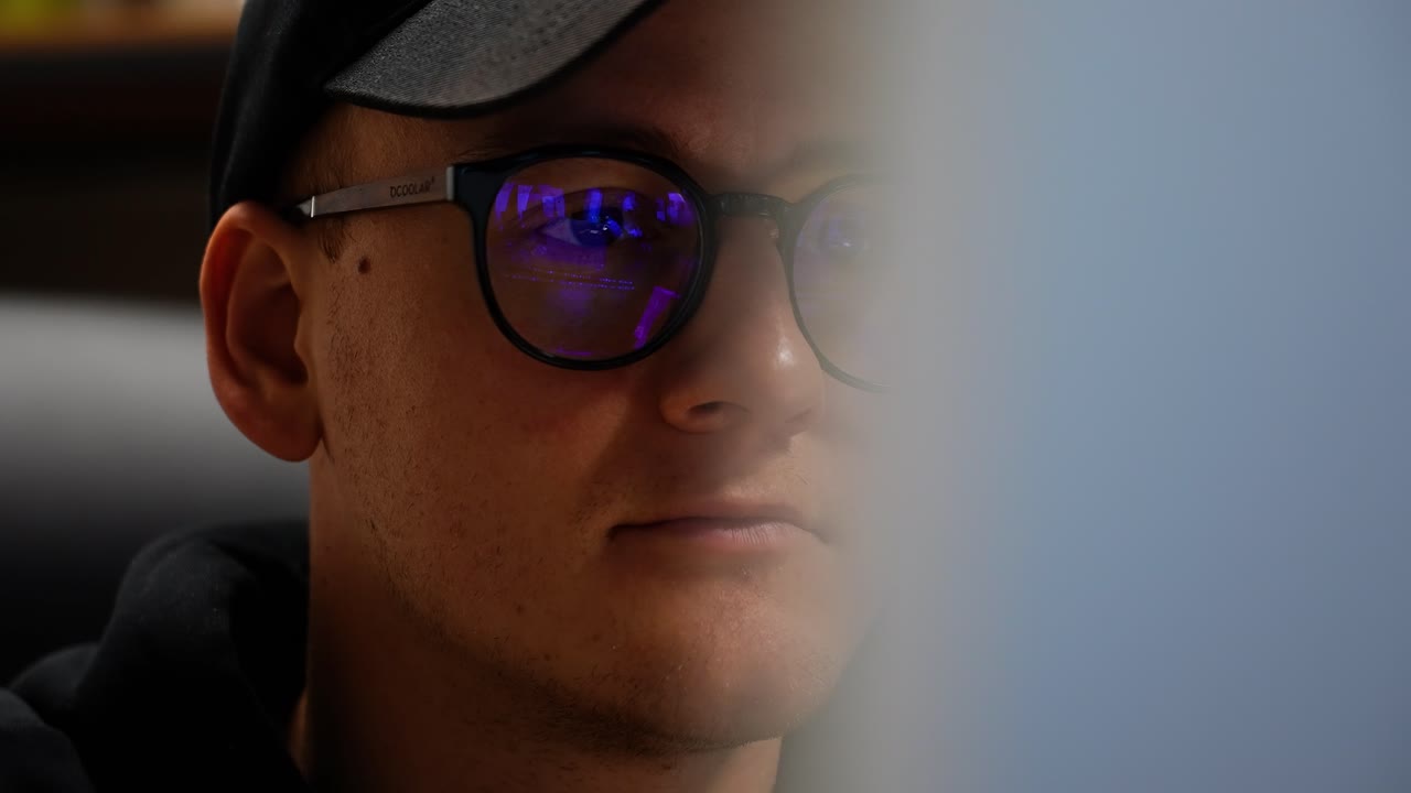 hombre mirando la pantalla de la computadora - disparo deslizante masculino blanco