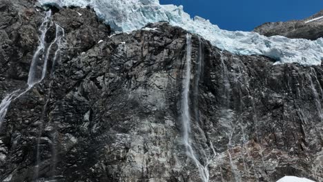 panorámica aérea inclinada hacia arriba toma de primer plano del glaciar de fellaria - valmalenco - sondrio