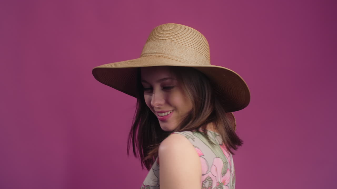 Una mujer con un sombrero de paja.