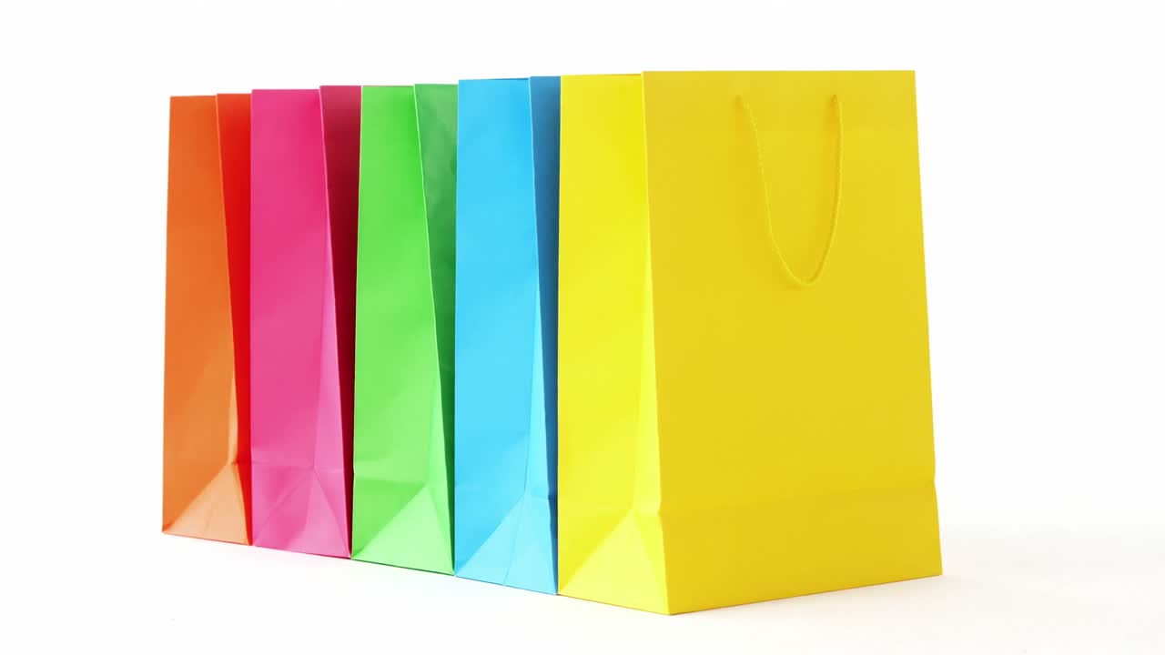 bolsas de compras multicolores sobre un fondo blanco