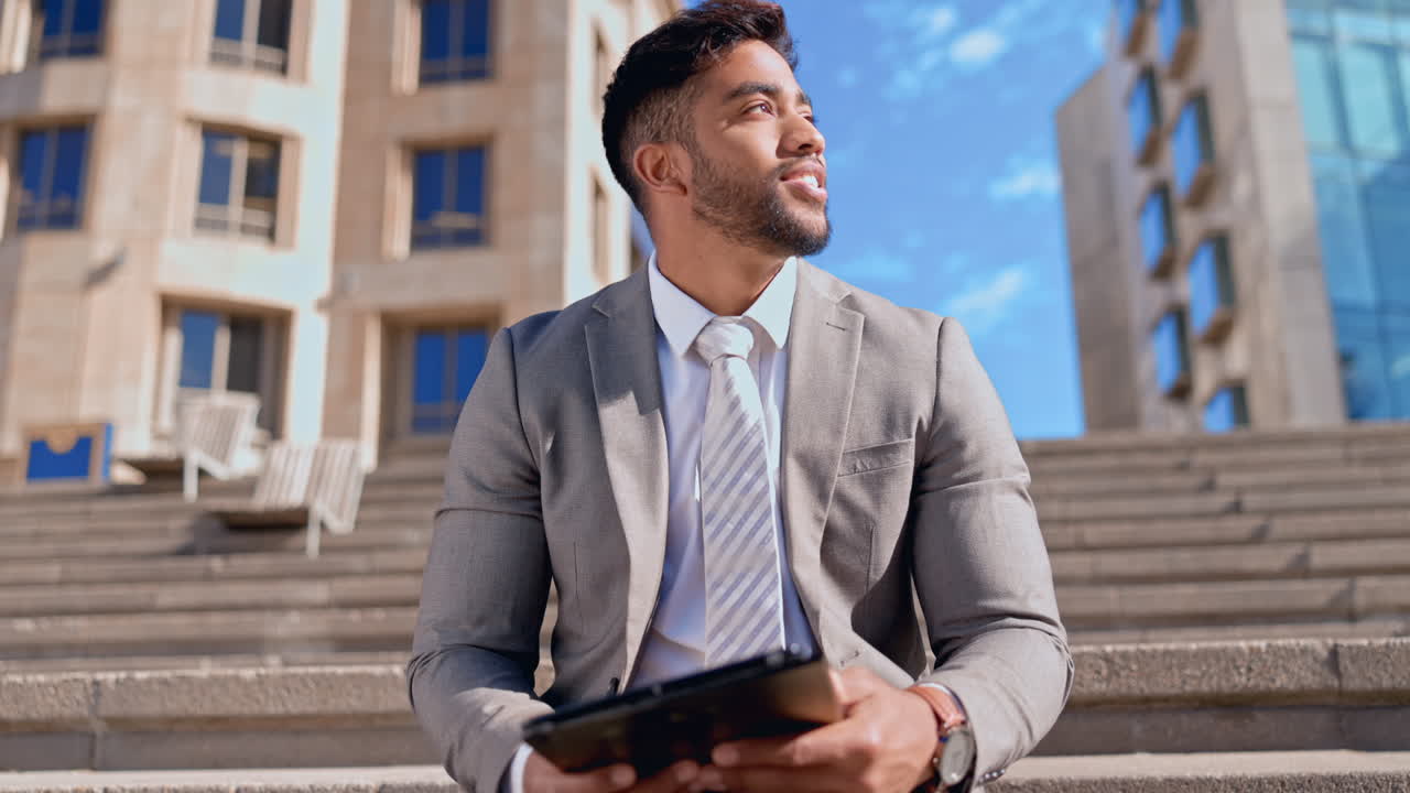 hombre de negocios, escaleras de la ciudad y tableta para pensar
