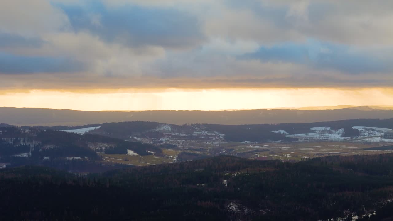 dramático atardecer sobre bosques y montañas en polonia