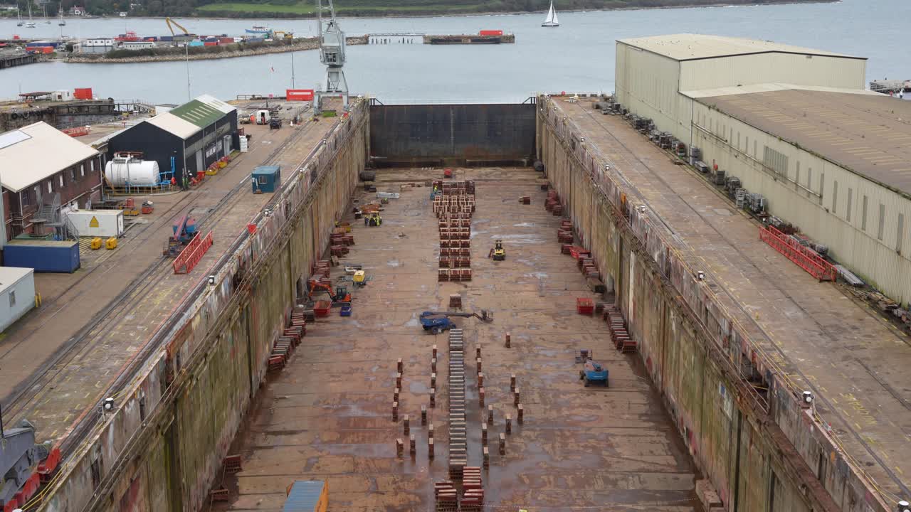 gran muelle seco vacío en el astillero de falmouth, con equipos industriales y grúas para la construcción naval