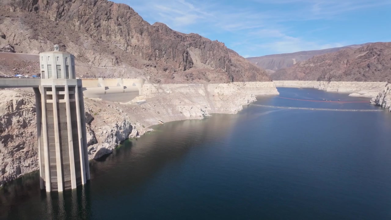 Lake Mead og Hoover Dam Penstock Tower, der viser det nuværende vandniveau i reservoiret