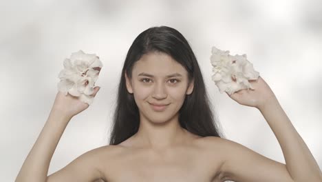 mujer con flores
