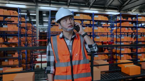 trabajador de almacén en el teléfono