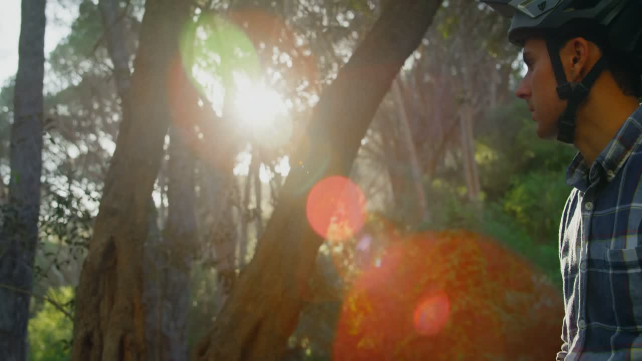 hombre usando smartwatch en un día soleado 4k