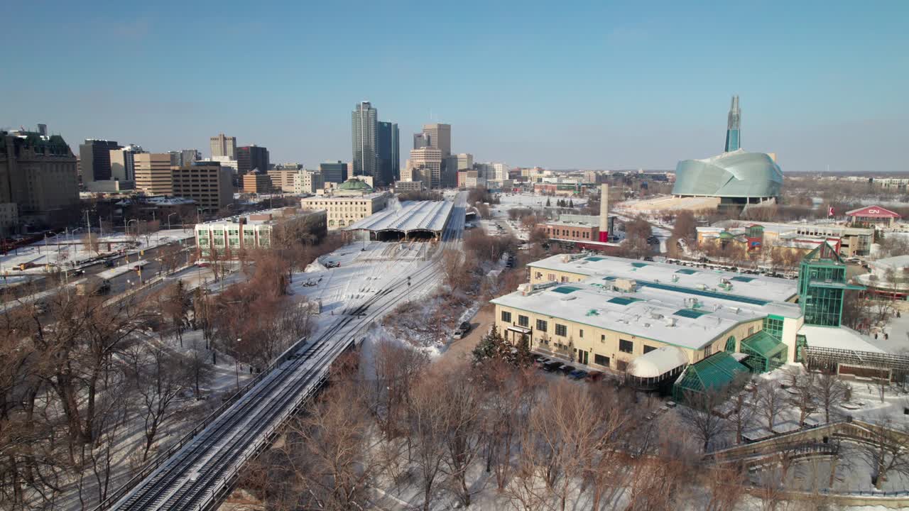 윈니 시내에서 철도 노선, 유니언 스테이션, 인권 박물관 및 포크스 마켓에서 겨울 드론 촬영