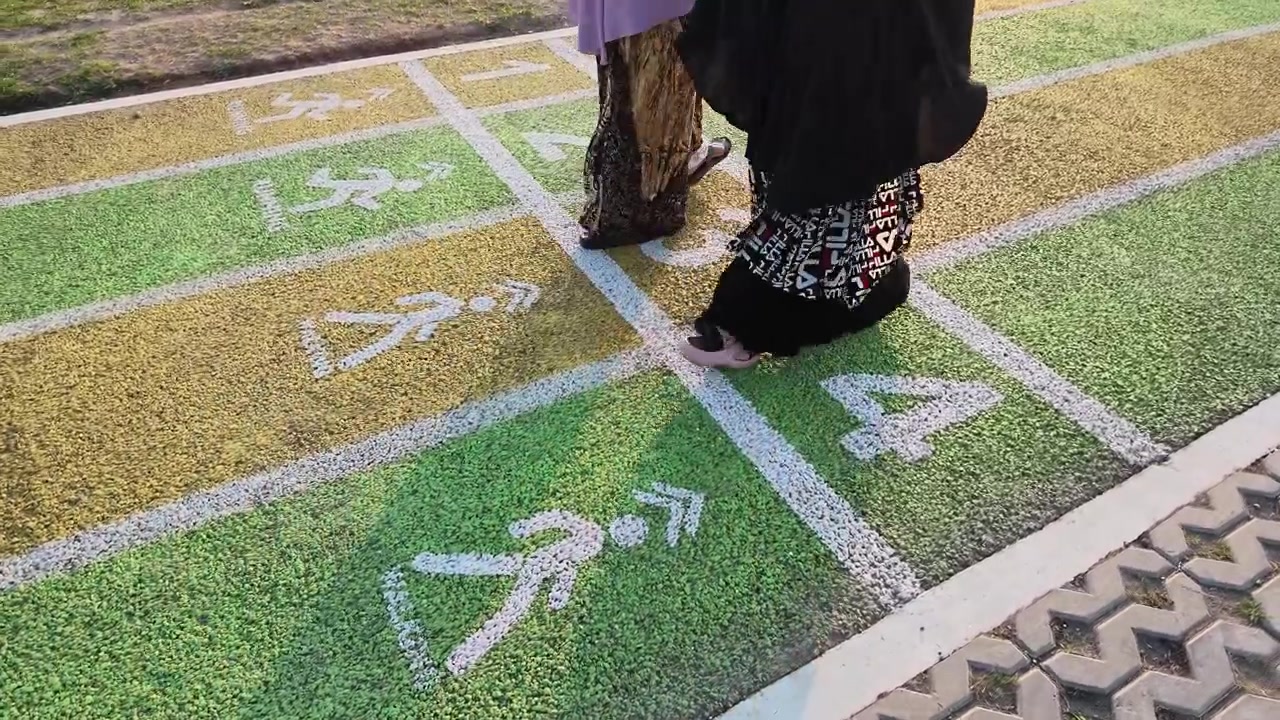 Panneaux de piste de jogging pour chaque piste de course et de marche, au terrain de Paseban Bantul, Indonésie