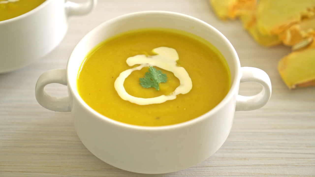 흰색 그릇에 호박 수프 - 채식과 채식주의 음식 스타일