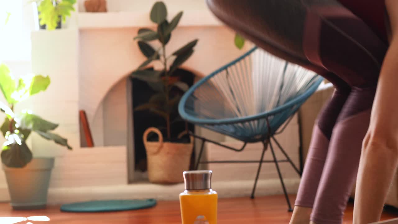 mujer caucásica haciendo deporte en casa