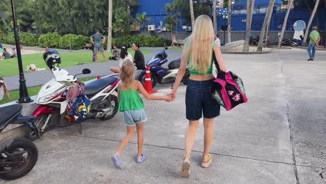 madre e hija caminando en un parque