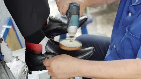 shoe shine man working in the city center of a metropolis