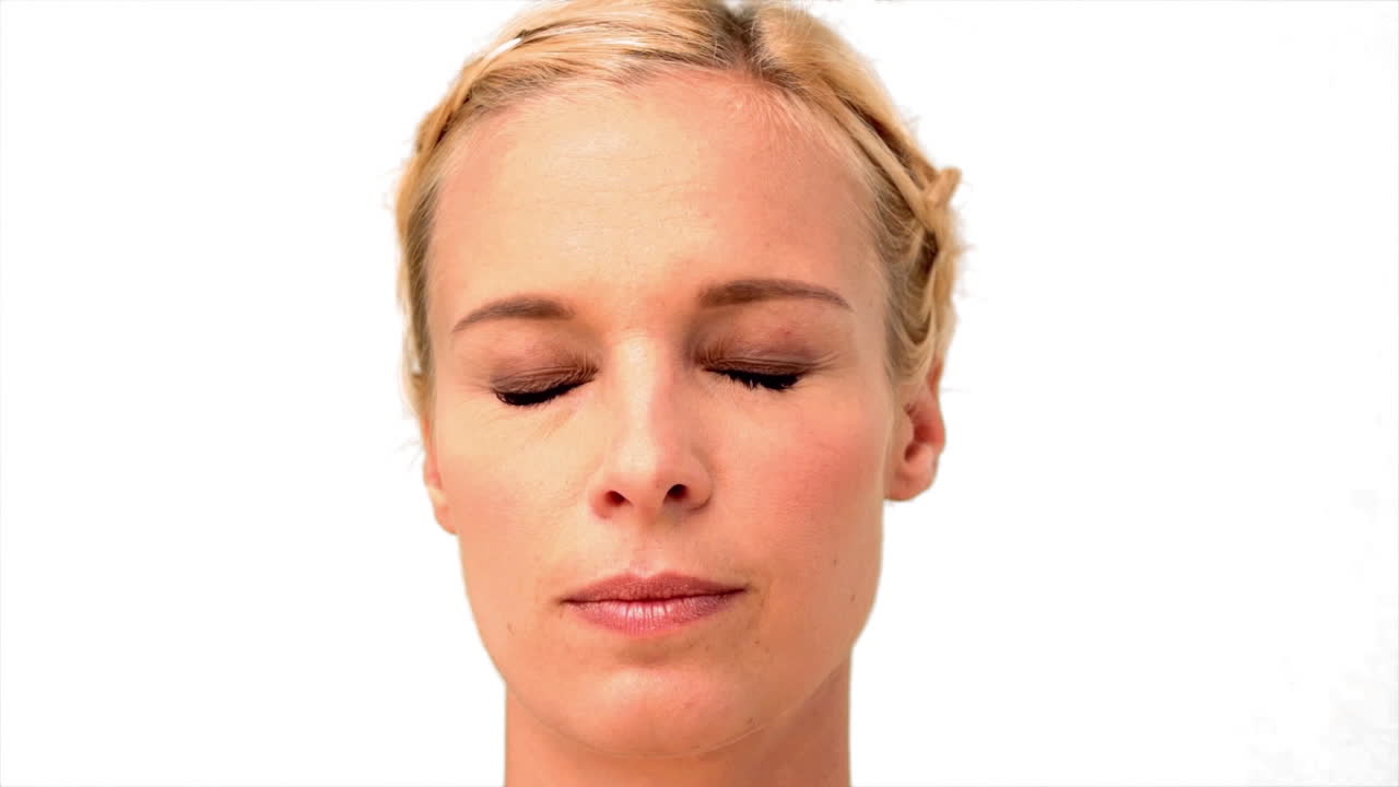 una mujer mostrando su ira sobre un fondo blanco.