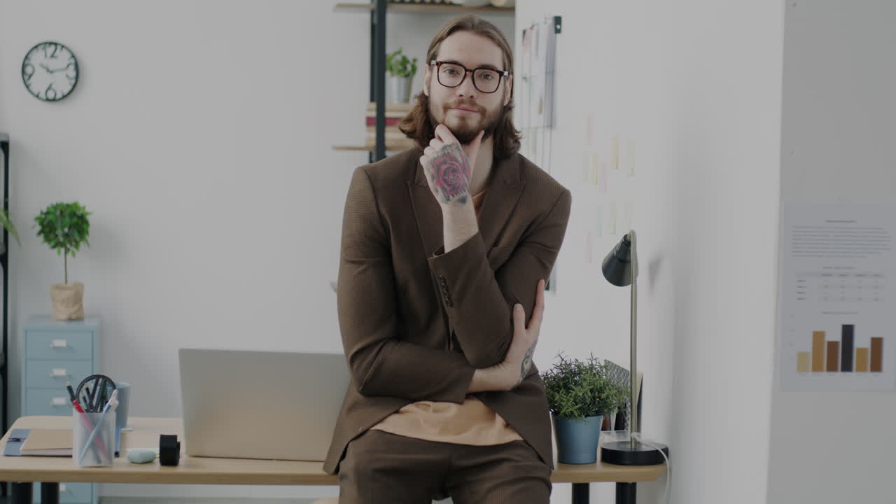 hombre de negocios reflexivo en una oficina moderna